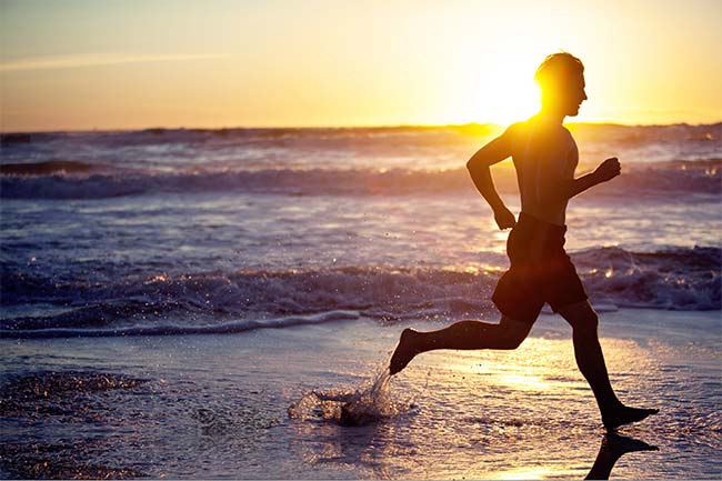 Courir pieds nus dans le sable